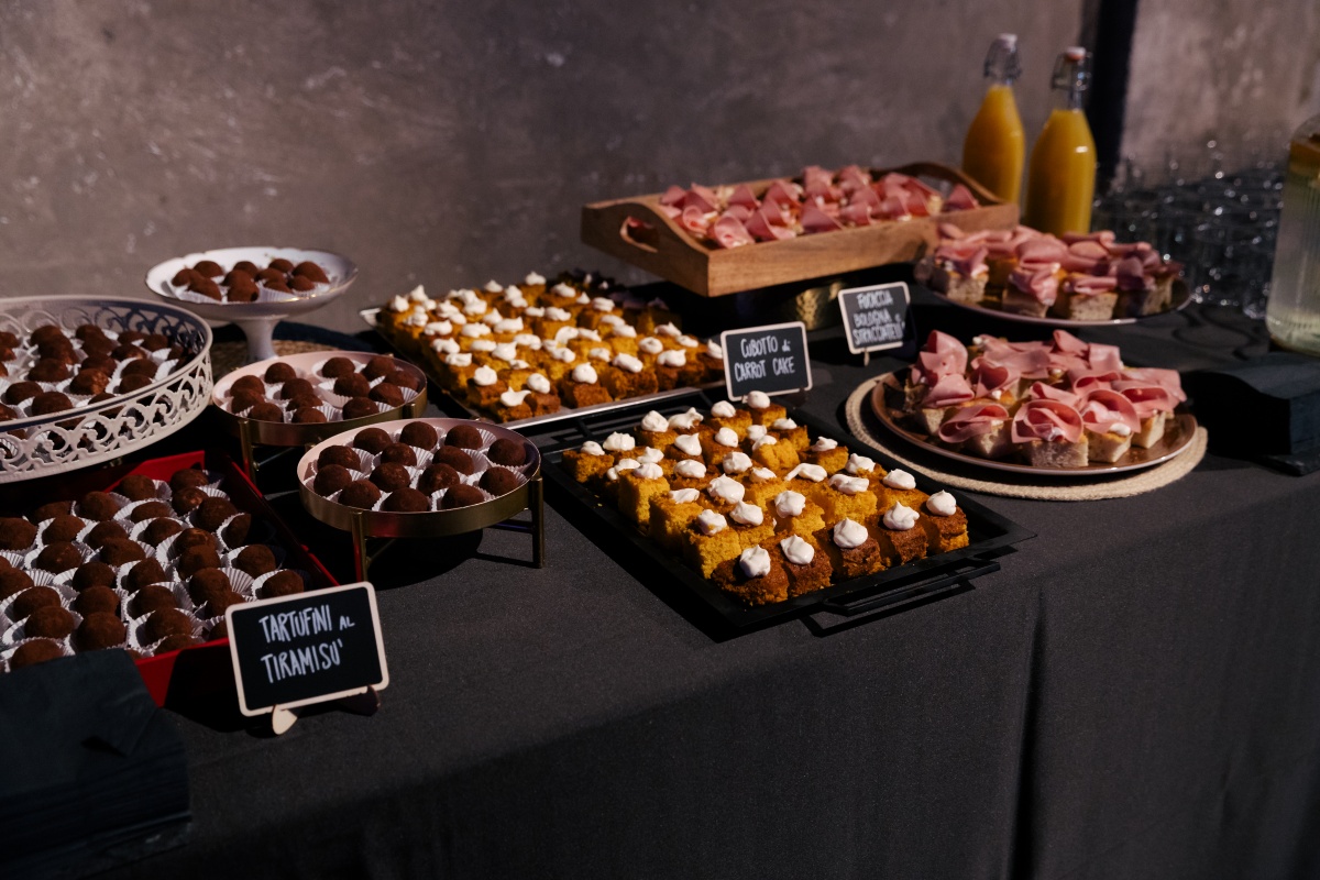 Gala Night in Milan: Post-Industrial Hollywood-Style Convention“ - 18