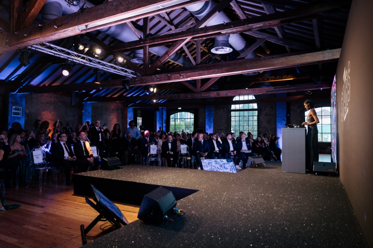 Gala Night in Milan: Post-Industrial Hollywood-Style Convention“ - 8