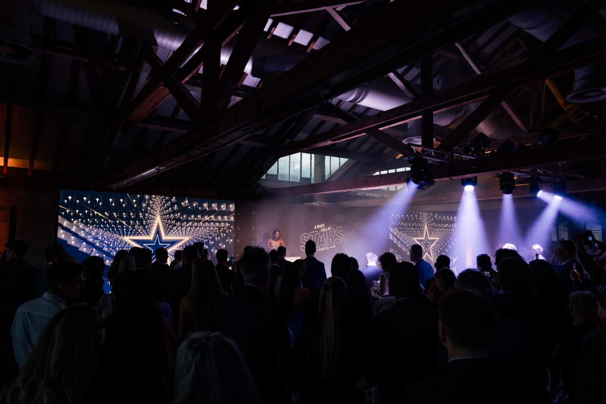 Gala Night in Milan: Post-Industrial Hollywood-Style Convention“ - 10