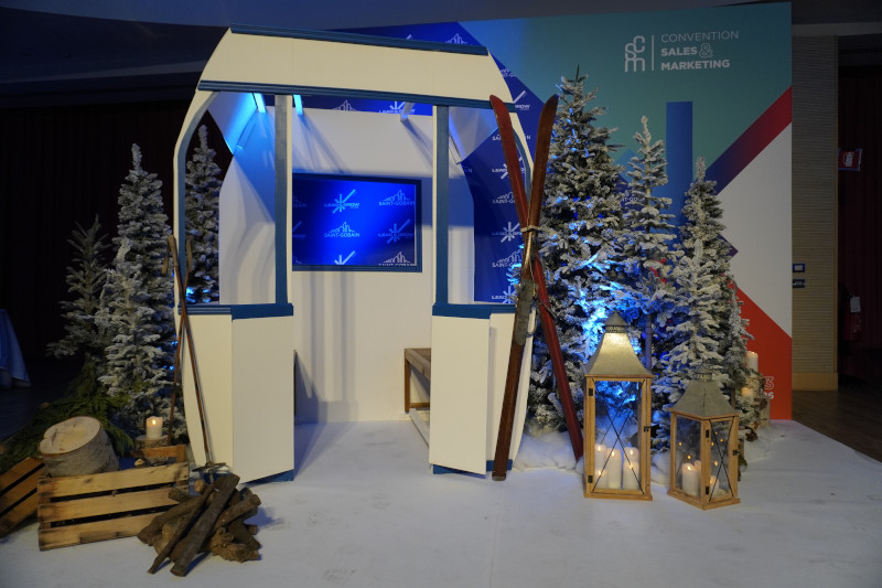 Saint-Gobain 2026 company kick-off: mountain-themed creative décor in Milan - 2