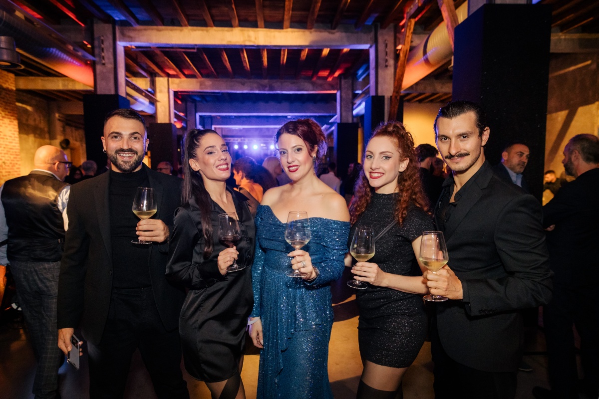 Gala Night in Milan: Post-Industrial Hollywood-Style Convention“ - 12