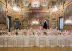 Smart Eventi planned an exclusive gala dinner for Jalpak in a historic Milanese venue, combining Italian and Japanese culinary excellence, refined pink floral arrangements and impeccable timing management for 60 international guests.