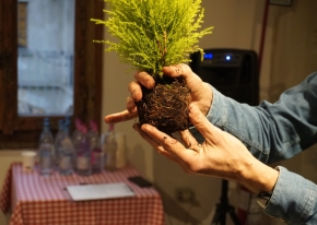 Sustainable corporate event in a venue devoted to urban regeneration, featuring a creative activity and convivial moment.