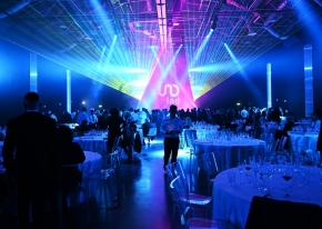 IAD Italia entrusts Smart Eventi with the organization of the most important corporate event of the year. A collaboration that has given life to a convention with spectacular tones.