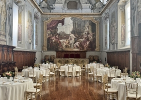 A gala dinner in Milan for 70 guests in a historic and prestigious venue, with refined decor, top-quality catering, and musical entertainment.