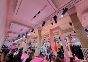 Vlasta Kopylova relied on Smart Eventi to find a location that could also offer exhibition space for the FW 22/23 collection. A celebration of the divas of the 50s in both a historical and artistic context is suitable for a moment of celebration in compli